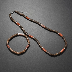Détail de perles en noix de coco bohème et pierre naturelle rouge sur l'ensemble bijoux