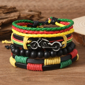 Détail d'un ensemble de bracelets multicouches avec breloque moto et lanières en cuir tressé