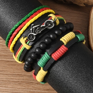 Détail de l'ensemble de bracelets en cuir multicouche avec breloque moto et perles