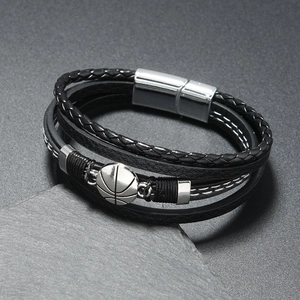 Détail d'un bracelet en cuir multicouche avec charm basket argenté et fermoir magnétique