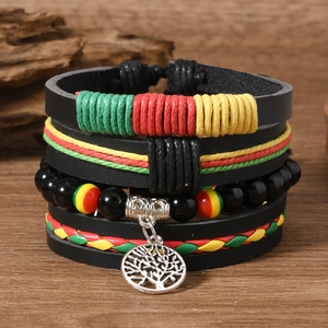 Détail d'un bracelet multicouche bohème avec lanières en cuir et pendentif arbre de vie