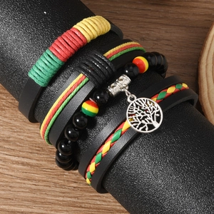 Détail de bracelets bohèmes 4 pièces pour hommes avec cuir et breloque arbre de vie