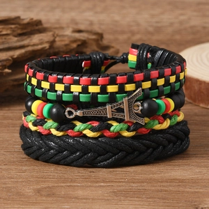 Détail de 4 bracelets bohèmes multicouches avec pendentif Tour Eiffel et cordons tressés