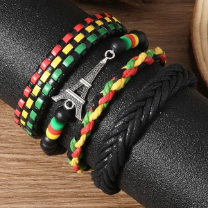 Détail d'un lot de quatre bracelets style Rasta avec pendentif Tour Eiffel