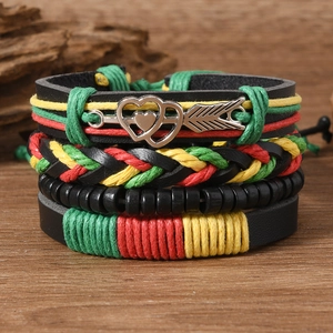 Détail de quatre bracelets bohèmes multicouches en cuir avec perles en bois et cordes