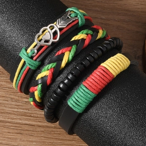 Détail d'un ensemble de bracelets multicouches pour hommes avec cuir et perles en bois