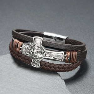 Bracelet multicouche homme en cuir tressé marron avec croix vintage et fermoir magnétique