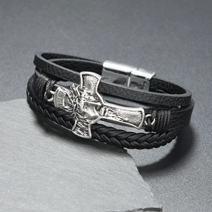 Bracelet multicouche en cuir tressé noir pour homme avec croix argentée et fermoir magnétique