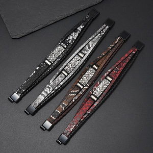 Detailansicht mehrlagiger Lederarmbänder mit Schlangenmuster-Metallanhängern und Magnetverschluss