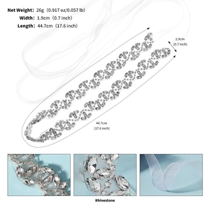 Détail de ceinture de mariée en strass dimensions 44,7cm longueur et 1,9cm largeur