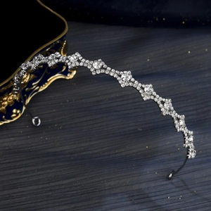 Elegante cerchietto in strass argento con motivo geometrico e accenti di cristallo