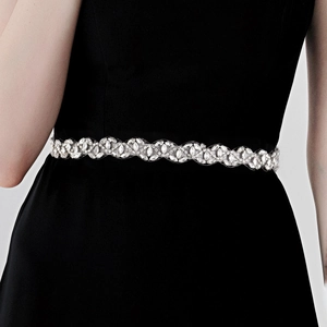 Détail d'une ceinture de mariée luxueuse avec strass marquise sur une robe noire