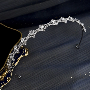 Elegante cerchietto a corona con strass argentati su lussuoso fondo in velluto blu