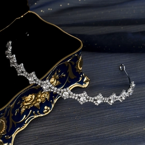 Elegante cerchietto in metallo argento con strass brillanti in una scatola regalo blu