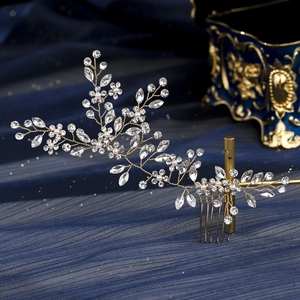 Detailansicht des handgefertigten Brauthaarkamms in Gold mit Kristallen und weißen Perlen