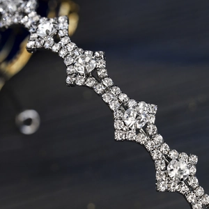 Elegante cerchietto di strass con motivo geometrico e finitura in metallo argento