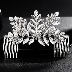 Détail du peigne à cheveux de mariée avec feuilles en métal argenté et strass blancs brillants