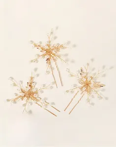 Détail de trois épingles à cheveux dorées faites main avec perles pour la mariée