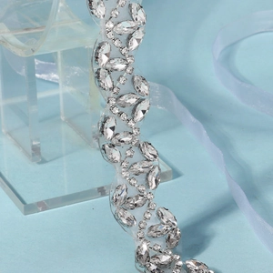 Vue macro détaillée de l'applique de luxe en strass marquise pour robes de mariée