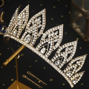 Detail der luxuriösen Goldkrone mit aufwendigen Blattmustern und birnenförmigen Kristallen