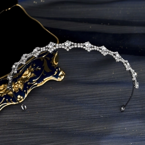Elegante diadema geometrico a punta in argento con strass per sposa e feste formali