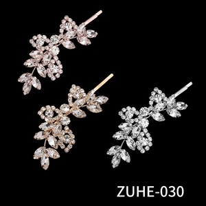 Vue détaillée de trois barrettes de luxe en strass en or, argent et or rose avec motifs de feuilles
