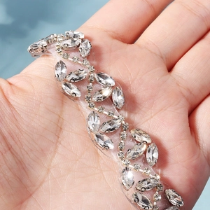 Détail d'une ceinture de mariée avec strass marquise étincelants sur support en résille