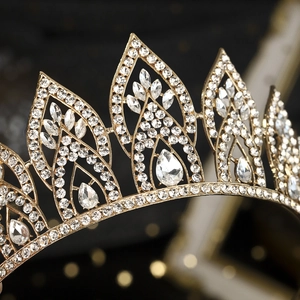 Luxuriöse goldene Brautkrone mit funkelnden Strasssteinen für Hochzeiten und Feste