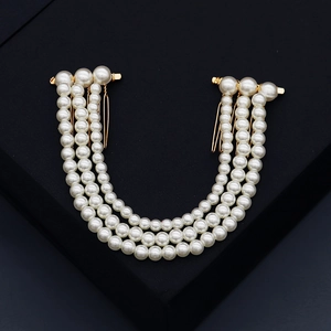Vue détaillée du bijou de tête de mariée à trois rangs de perles avec peignes dorés