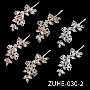Vue détaillée de six barrettes en strass avec motifs de nœuds et de feuilles en or et argent