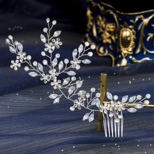 Eleganter Braut-Haarkamm mit silbernen Blättern, weißen Perlen und Strass auf blauem Grund