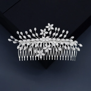 Détail macro d'un peigne à cheveux de mariée en alliage argenté avec cristaux brillants
