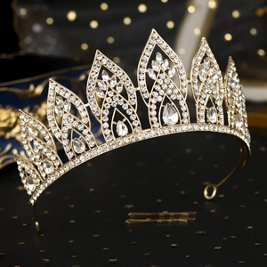 Detaillierte 45-Grad-Ansicht einer luxuriösen goldenen Brautkrone mit funkelnden Strasssteinen