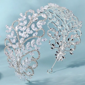 Diadème de mariée luxueux avec feuilles de zircon étincelantes et cristaux sur métal argenté