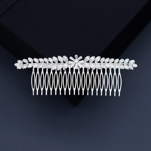 Vue détaillée d'un peigne à cheveux de mariée argenté avec des zircons brillants ciselés