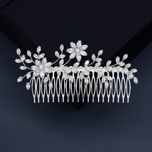 Détail d'un peigne à cheveux de mariée argenté avec strass marquise et motifs floraux