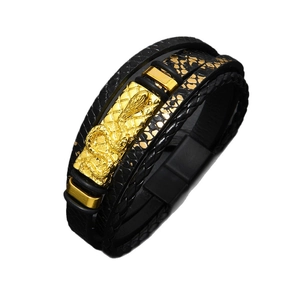 Mehrlagiges Herren-Lederarmband in Schwarz mit goldenem Metall-Kobra-Schlangendesign