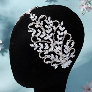 Détail d'une couronne de mariée avec cristaux marquise sur un support en velours noir