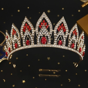 Makroaufnahme der goldenen Brautkrone mit roten Tropfensteinen und passenden Haarnadeln