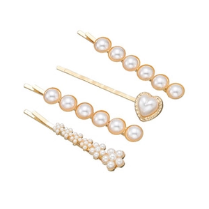 Détail du lot de 4 barrettes dorées avec perles blanches et motifs en forme de cœur