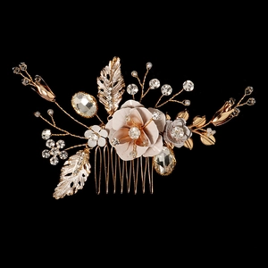 Détail d'un peigne à cheveux de mariée avec fil doré, fleurs roses et strass étincelants
