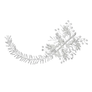 Détail de vigne à cheveux de mariée argentée avec perles faites main et motifs floraux