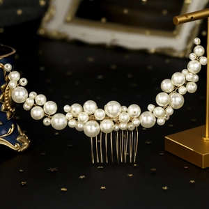 Nahaufnahme der handgefertigten Brauthaarkamm mit eleganten Perlen und Golddraht auf Blau