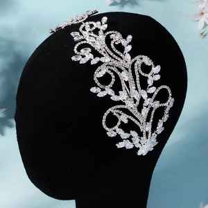 Serre-tête de mariée en argent avec motifs de feuilles en zircon sur support en velours