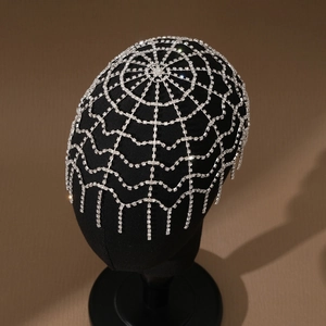 Vue détaillée du bijou de tête toile d'araignée argenté avec strass et pompons sur mannequin