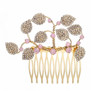 Détail du peigne à cheveux doré pour mariée avec feuilles en strass et gemmes roses