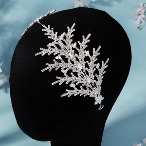 Détails d'un diadème de mariée en cristal avec diamants marquise sur mannequin