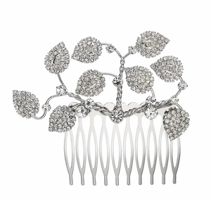 Détail d'un peigne à cheveux de mariée argenté avec feuilles en strass et dix dents en métal