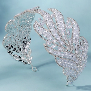 Détail du diadème de mariée en argent avec incrustations de zircon en plumes et trous de fixation
