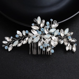 Détail de peigne à cheveux mariée argenté avec perles bleues et cristaux sur noir